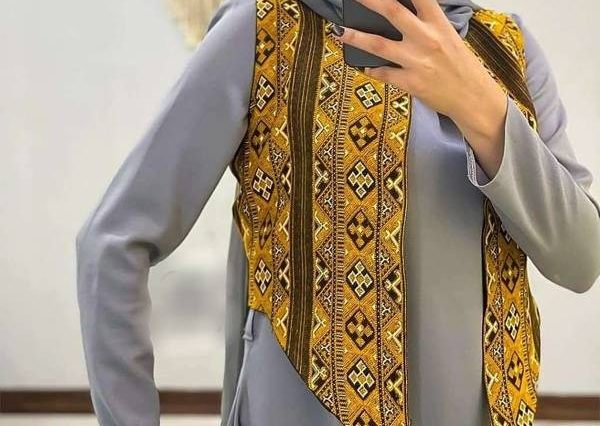 جلیقه تک زنانه با طرح سنتی و زمینه خردلی رنگ