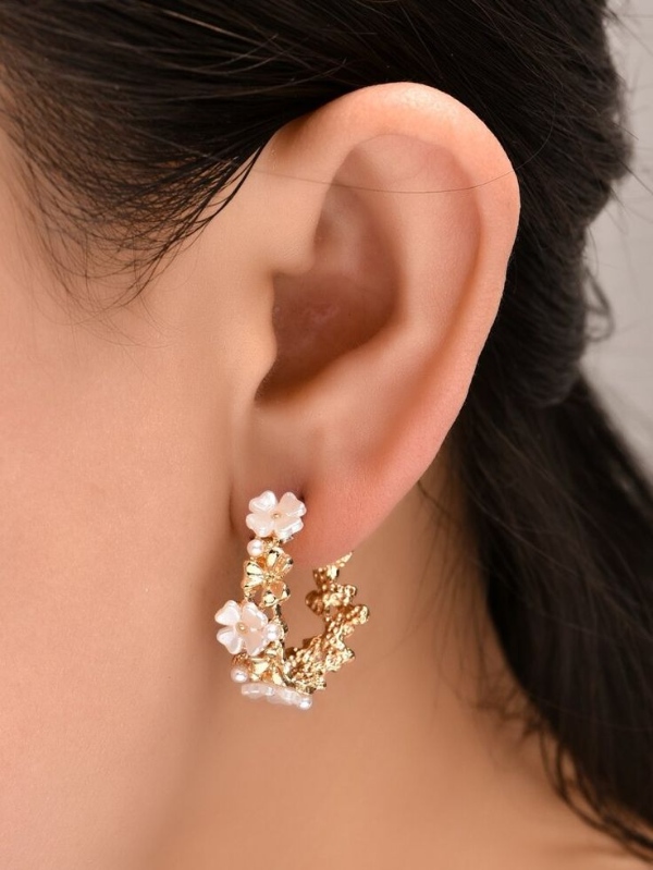 گوشواره حلقه‌ای طلا با تزیین گل