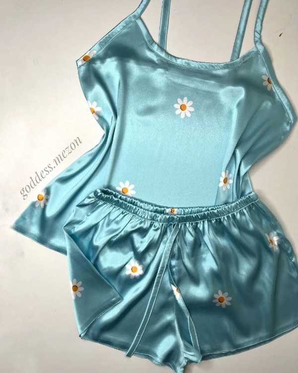 تاپ شلوارک ساتن آبی رنگ با طرح گل‌های بابونه