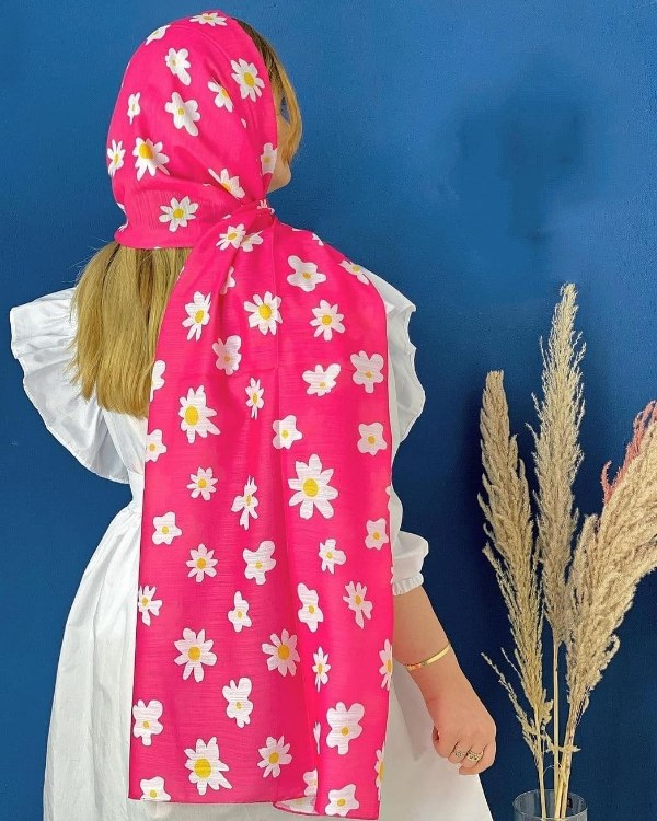 شال صورتی نخی زنانه با گل‌های ریز و درشت بابونه