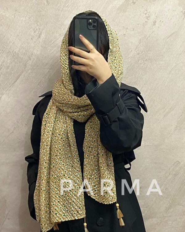 شال کرم رنگ زنانه با گل‌های ریز بابونه
