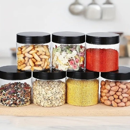 جارهای پلاستیکی معمولاً از مواد مختلفی مانند پلی‌اتیلن ترفتالات (PET)، پلی‌پروپیلن (PP) و پلی‌استر ساخته می‌شوند